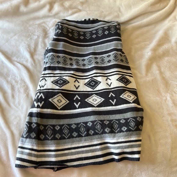 Charlotte Russe Long Cardigan with Pockets. Size small in navy,gray,white design - Picture 4 of 4